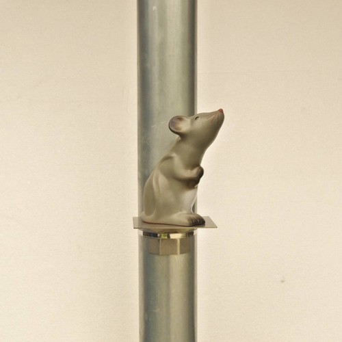 Maus grau-weiss auf Edelstahl