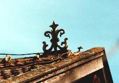 ornament aus ton als dachschmuck auf einem first