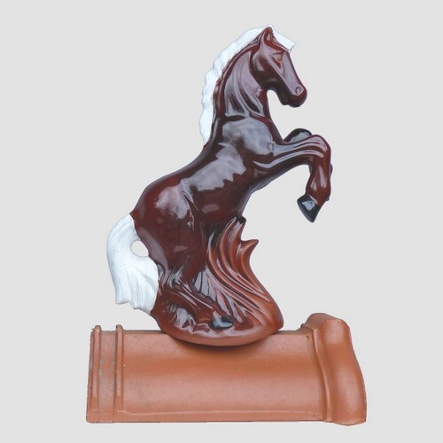 steigendes pferd aus ton braun glasiert mit mähne und ausschweifenden schwanz