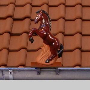 Dachschmuck-aufsteidendes Pferd braun-weiss aufsteidendes Pferd auf der Dachrinne-braun schwarz glasiert