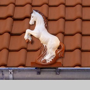 stehendes Pferd auf der Dachrinne