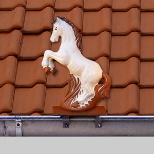 Dachschmuck-stehendes Pferd-weiss glasiert stehendes Pferd auf der Dachrinne