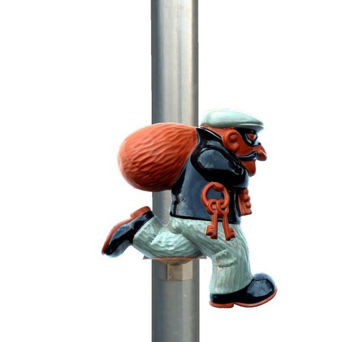 Räuber am Fallrohr Räuber als Fallrohrfigur