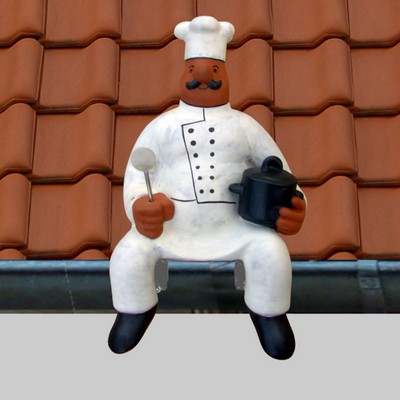 Koch als Dachfigur auf der Dachrinne