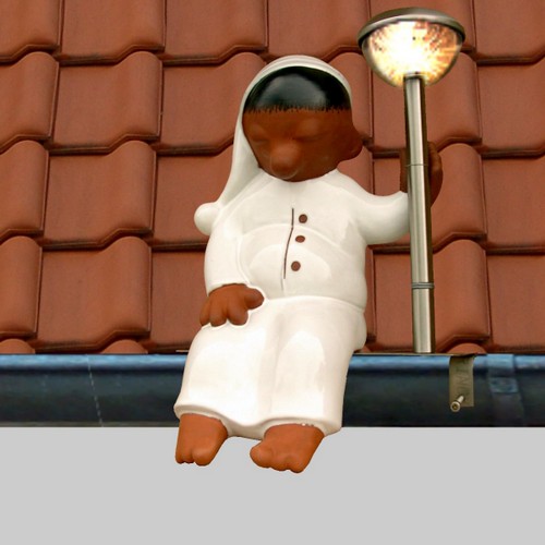 dachrinnenfigur als schlafwandler mit solarlicht auf einer edelstahlhalterung