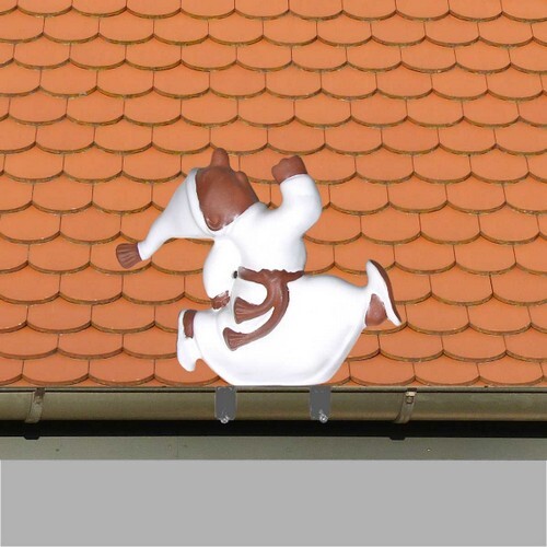 dachrinnenfigur als dachsprinter weiss glasiert auf der dachrinne mit edelstahlhalterung