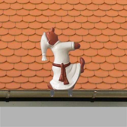 schlafwandler mit hohem bein als rinnenfigur auf einer edelstahlhalterung, weiss glasiert mit edelstahlhalterung