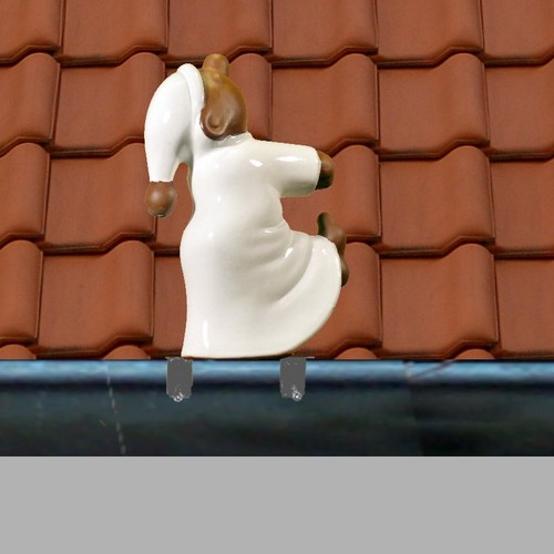 schlafwandler mit hohem bein auf der dachrinne weiss glasiert, mit mütze weiss glasiert und edelstahlhalterung