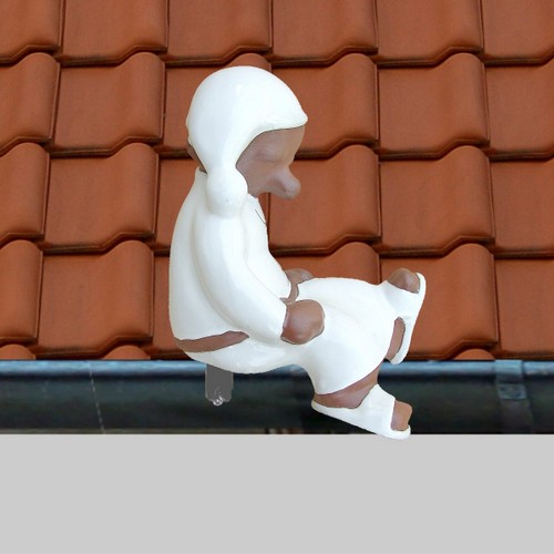 dachrinnenfigur als schlafwandler seitlich sitzend auf der dachrinne mit edelstahlhalterung