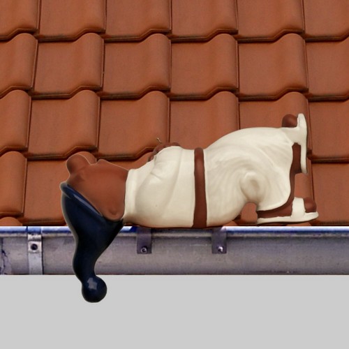 schlafwandler liegend auf der dachrinne mit pantoffel und ziepfelmütze, weiss glasiert mit blauer mütze