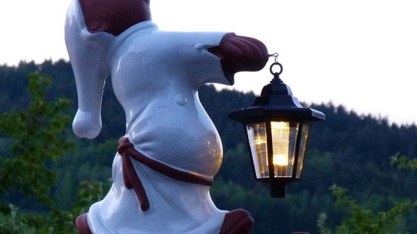 schlafwandler bernd mit bauch und mit solarlaterne, glasiert in verschiedenen farben