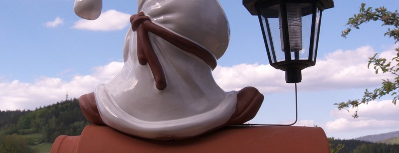montage, dachschmuck, schlafwandler mit bauch und laterne und sturmsicherung montage-dachschmuck mit bauch und solarlaterne