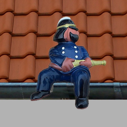 feuerwehrmann sitzend mit wasserspritze auf einer dachrinne, traditionell blau glasiert mit edelstahlhalterung