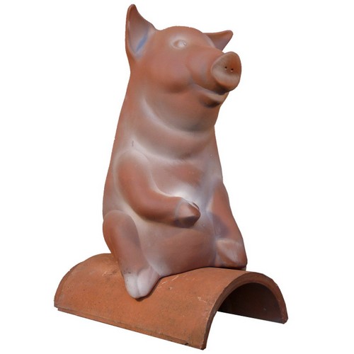 sitzenes schwein als dachschmuck auf einem firstziegel aus ton